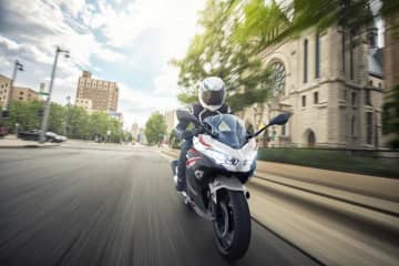 【カワサキ】「Ninja 400」が新たなカラー＆グラフィックを纏い11/1発売！