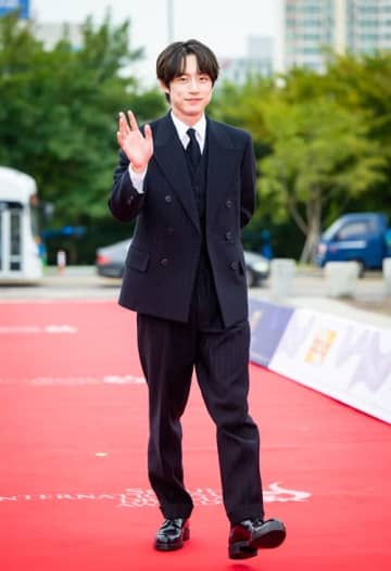 「また痩せた？」坂口健太郎が韓国授賞式のレッドカーペットに登場！優しい笑顔でファンサービス【PHOTO】