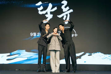 ロウン主演の『濁流』、制作記者会見の模様をレポート！「劇中の夜の灯りがきれいなので、部屋の電気を消してご覧いただきたいです（ロウン）」