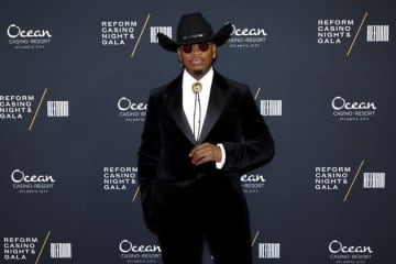 米R&B歌手、日本公演で乱入した観客を片手で突き飛ばす「挑発するな」