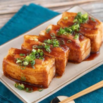 【厚揚げですっごいウマいおかずできた】「こんなのご飯止まらんやん」「子どもがかぶりついた！」チーズベーコン厚揚げのレシピ