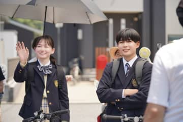 長尾謙杜＆山田杏奈　舞台裏で見せる相性ぴったりの笑顔あふれる姿　「恋に至る病」メイキング