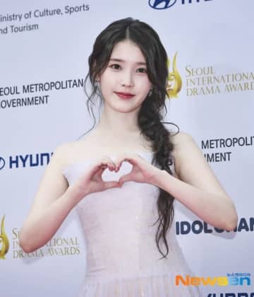 【PHOTO】IU「ソウルドラマアワード2025」レッドカーペットに登場