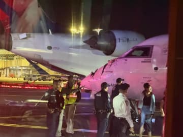 旅客機２機が接触、翼が操縦席の窓に激突　米ニューヨーク空港