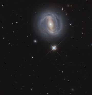 ハッブル宇宙望遠鏡が観測した2億7000万光年先の棒渦巻銀河「NGC 4907」