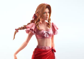 『FF7』パレオまとった水着エアリスが美しい…！可動するクラウドからティファまで、3人のフィギュアが予約受付中