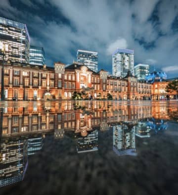 スマホで撮ったとは思えない一枚…雨の日の東京駅が『鏡張りの世界』のように変貌。「東京駅じゃないみたいだね」と驚きの声も