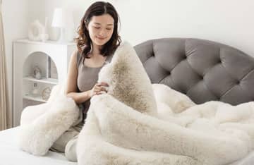 極上の“とろふわ”触感を実現、タンスのゲンのムートン調ブランケット「MOUU」