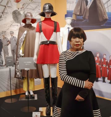 新旧万博ユニホームの展示会　コシノジュンコさん