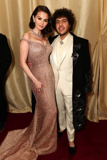 セレーナ・ゴメス、結婚式のプライベートショットを公開→鮮やかなドレスに、ファン「輝いている」