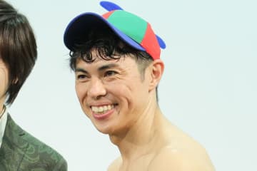 「誰やねん思ったら」　小島よしおの「鬼滅」コスプレにファン二度見、「似合い過ぎだろ」と圧巻クオリティー