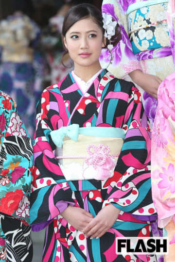 元E-girls・藤井萩花、離婚を発表「どうするんだろう」ミュージシャン夫が鎖骨に入れた“妻の顔”タトゥーにファン憂慮