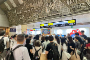 無料でいいん？ 大阪駅の「１３０体のミャクミャク」に人だかり、オープン１時間前倒し