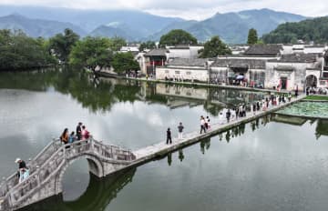 中国の国慶節・中秋節連休、世界遺産の村ににぎわい　安徽省