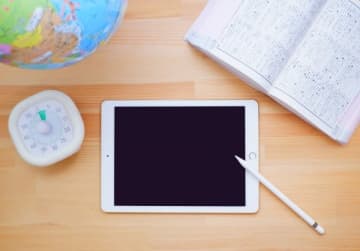 日本で「デジタル教科書」正式導入、一方で海外・教育先進国が「紙の教科書」に回帰!? “教育のデジタル化”をめぐる世界の動きを専門家が解説