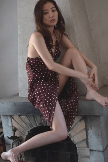 高田里穂、3年ぶりの写真集『素描』発売♡透明感と凛とした強さを描く