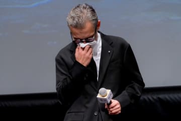 渡部篤郎、舞台挨拶で涙　佐藤二朗「いきなり泣き出すからびっくりしちゃった」