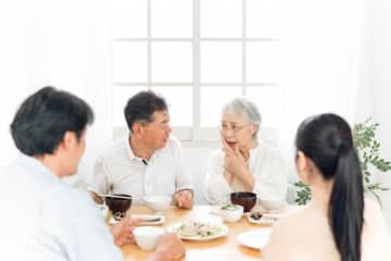 「食い尽くし系」の父親に困っています…大皿料理を1人で平らげる父への対処法は？ 悩む相談者に“人生の先輩”からのアドバイス続々