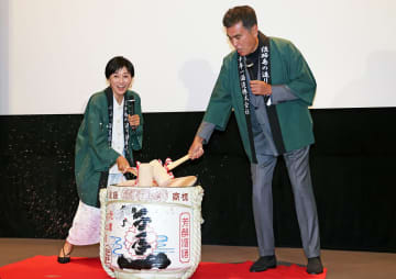 菊川怜　鏡開き初挑戦でダジャレ　法被を着て「〝ハッピー〟ってね」