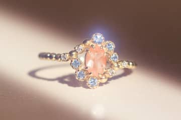 ノジェス25年冬ジュエリー、桃色天然石のリング&"アイリスの花"着想ネックレス