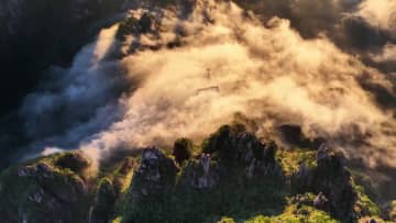 湧き立つ雲、立ち込める霧に映える秋の黄山　中国安徽省