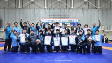 ＜レスリング＞【写真集】2025年国民スポーツ大会／総合優勝・滋賀県（集合・胴上げ）