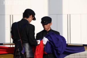 p【應援指導部】慶應義塾の象徴ともいえる「塾旗」　練習と旗手のこだわりに迫る/p