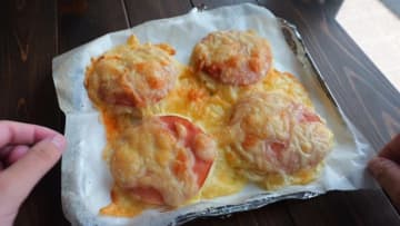 オーブンも発酵も不要！材料5つだけで簡単「米粉ハムチーズパン」の作り方