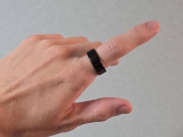 サブスク不要の極薄スマートリング「FreeSense Ring」がクラファン開始。Oura Ringと比べてみた（スマホ沼）