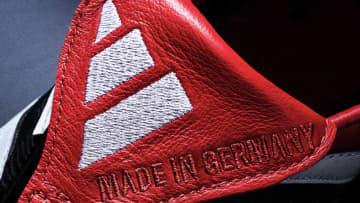 adidas伝説のサッカースパイク『プレデタープレシジョン』、鉄板カラー“黒×白×赤”が復刻！10月25日発売