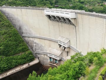 3人の男女が “156mあるダム” から『飛び込み』意識不明で救急搬送される事態にネットでコメント殺到「156mってオフィスビルなら約40階建て、マンションなら約50階建てだぞ…」「誰かひとりでも『やっぱやめよう』が出ていれば・・・」