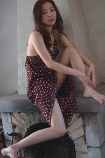 高田里穂、ワンピースからほっそり美脚がチラリ！3年ぶりの写真集でナチュラルな魅力を放つ