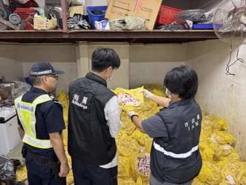 マカオ税関が運び屋向け密輸品供給拠点摘発…出どころ不明の冷凍鶏もみじ約2500キロ発見