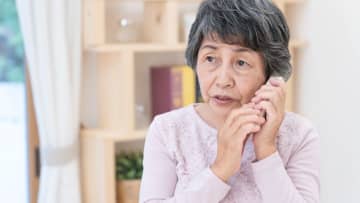 「お願い、助けて…」アルバイト月収11万円の65歳女性、仰天。〈エリート息子・高収入夫〉の自慢が止まらぬ友人からかかってきた「まさかの電話」