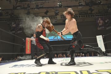 【DDT】岡谷英樹がハードコアマッチで葛西純に惜敗！「久々にハードコアでたぎったよ。次はおまえに中指立てさせてやる」