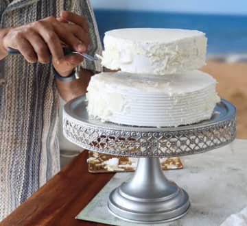 2段重ねのケーキを完成させた直後…→無残な姿に。結婚50周年記念のために作ったはずが「泣いた」「意気消沈」