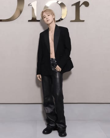 BTS ジミン、上裸にジャケット姿で登場！BLACKPINK ジス＆中谷美紀ら「DIOR」ファッションショーに出席