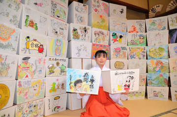 菅原道真公を祭る鎌倉の荏柄天神社、有名漫画家ら描いた行灯70基　5日には絵筆塚祭