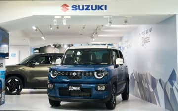 スズキ、新幹線浜松駅コンコースで新型「クロスビー」を展示