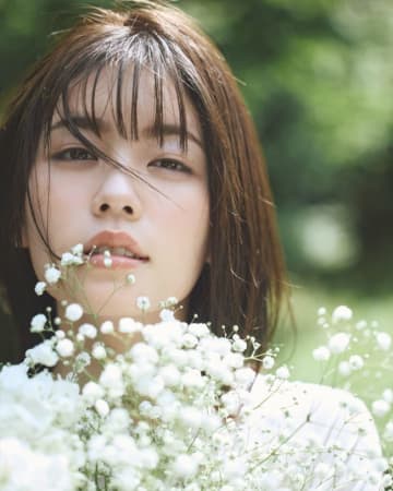 小芝風花が鮮やかな花と共に咲き誇る！　デビュー15周年イヤーとなる2026年カレンダー「Flower」12.12発売