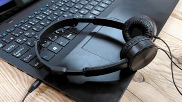 【Windows 11】イヤホンとスピーカーを抜き差しせず切り替える方法
