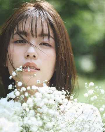 小芝風花、6種類の花をモチーフに多彩な表情を魅せる　2026年カレンダー『Flower』発売