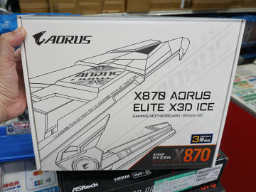 Ryzen X3D向け機能を搭載したGIGABYTEの白いAM5マザー「X870 AORUS ELITE X3D ICE」