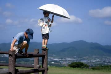 2025年夏は「日傘男子デビューの年」、東京都がアンケート