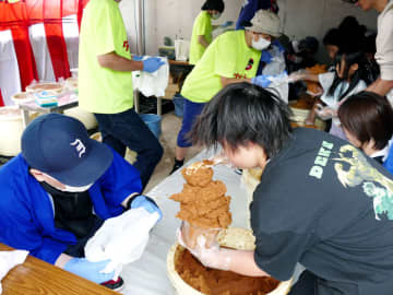 みそ詰め放題、みそ蔵見学も 竹屋「秋の感謝祭」 大盛況で過去最高売上に