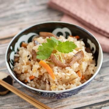 【水の代わりにコレを入れるだけ】炊き込みご飯をワンランク上に仕上げるちょっとした裏ワザ