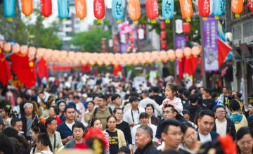 中国、大型連休で観光地に人波