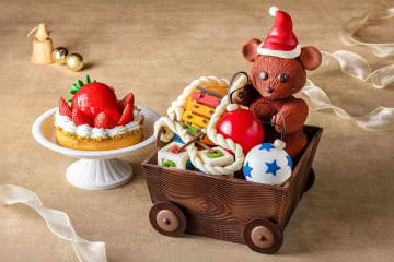 サンシャインシティプリンスホテルの25年クリスマスケーキ、‟苺タルトが隠れた”おもちゃ箱ケーキなど