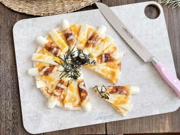 具材をのせて焼くだけ！ とろ～りチーズがたまらない「ちくわとお餅の明太マヨピザ」レシピ