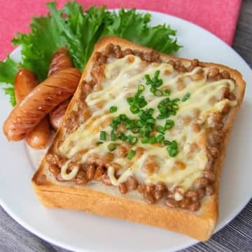 【トーストにアレのせてみて！】「想像の10倍うまかった」「リピート確定だわ」朝食におすすめ♪のせて焼くだけの簡単トーストレシピ